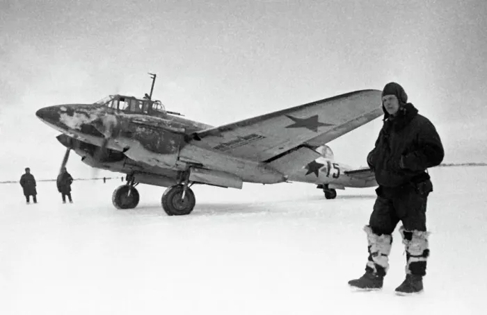 Framed Print : Soviet Pe-2 bomber Print Framed Print : Soviet Pe-2 bomber Print