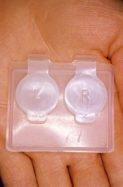 Storage case for hard-type contact lenses