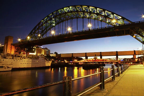 England, Tyne & Wear, Newcastle Upon Tyne. The famous Tyne Bridge and river Tyne in the city of Newcastle