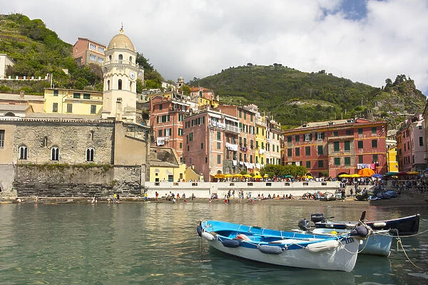 Boats in the harbour at Vernazza, Cinque Terre, UNESCO World Heritage Site, Liguria