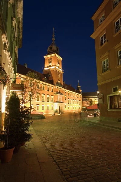 Castle Square (Plac Zamkowy) and the Royal Castle illuminated at dusk