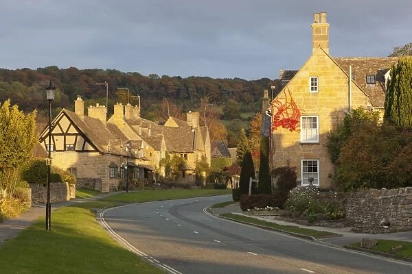 Cotswold cottages along High Street with Fish Hill behind, Broadway, Cotswolds, Worcestershire