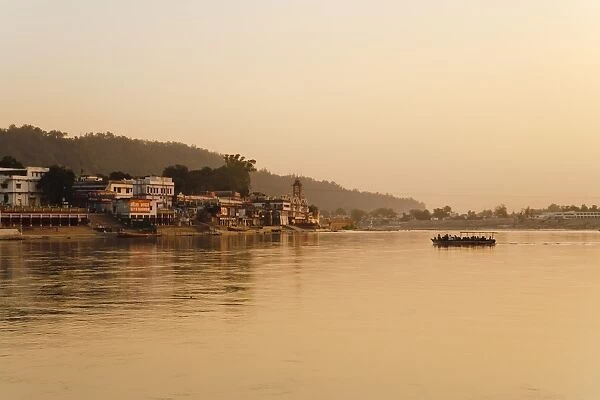 Ferry crosssing the River Ganges at sunset, Haridwar, Uttaranchal, India, Asia