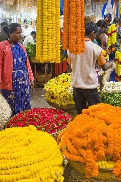 Flower garland sellers, City market, Bangaluru (Bangalore), Karnataka, India, Asia