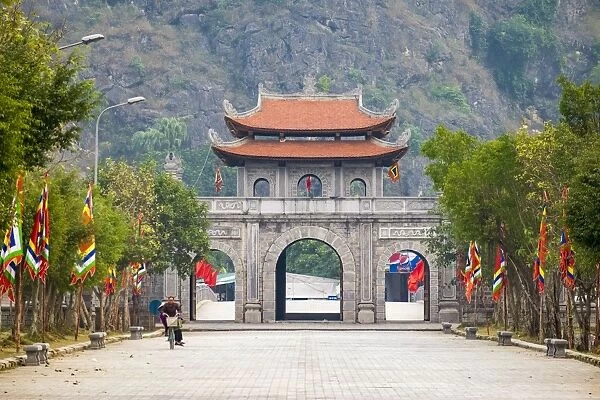 Gateway at Hoa Lu, ancient capital of Vietnam, Ninh Binh Province, Vietnam, Indochina