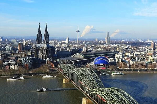 Hohenzollern Bridge with Cologne Cathedral, Cologne, North Rhine-Westphalia, Germany