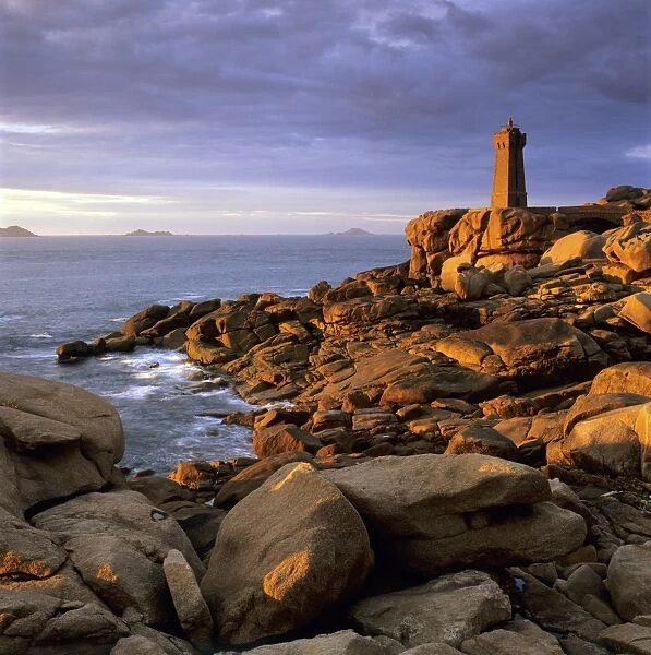 Ploumanach lighthouse on the Cote de Granit Rose (Pink Granite Coast), Cotes d Armor, near Perros-Guirec, Brittany, France, Europe
