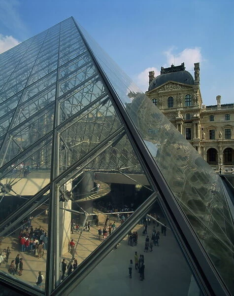 The Pyramide and Palais du Louvre, Musee du Lourve, Paris, France, Europe