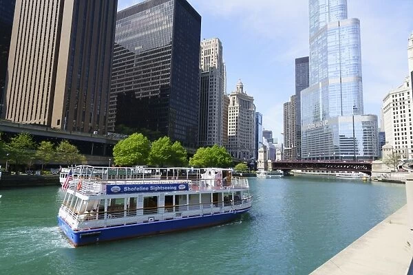 Sightseeing boat on the Chicago River, Chicago, Illinois, United States of America