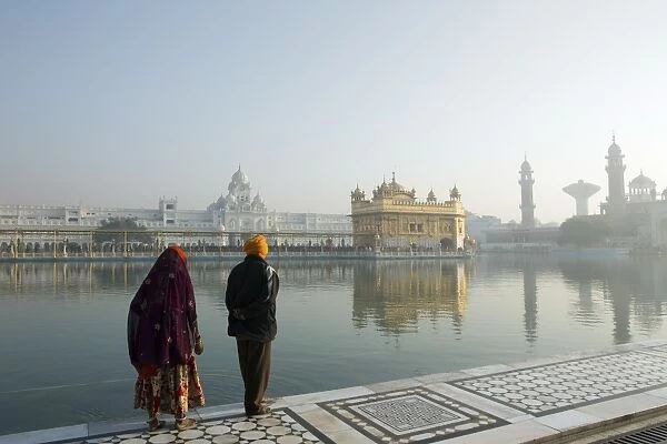 Sikh pilgrims at the Harmandir Sahib (The Golden Temple), Amritsar, Punjab, India, Asia
