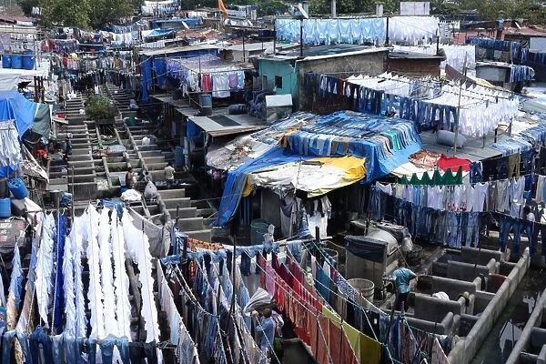 Slum washing ghats, Mumbai (Bombay), Maharashtra, India, Asia