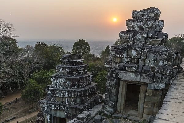 Sunset view from Phnom Bakheng, Angkor, UNESCO World Heritage Site, Siem Reap, Cambodia, Indochina, Southeast Asia, Asia