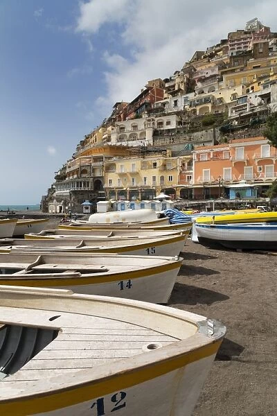 Traditional fishing boats and the colourful town of Positano, Amalfi Coast (Costiera Amalfitana), UNESCO World Heritage Site, Campania, Italy, Mediterranean, Europe