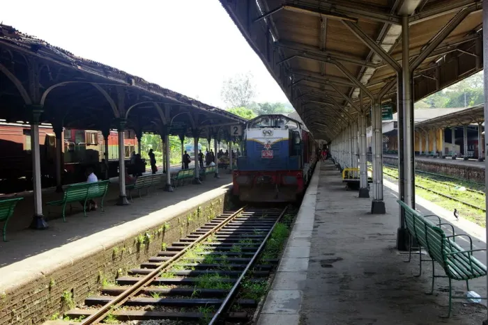 Framed Print : Train at Platform Print, Kandy Station Framed Print : Train at Platform Print, Kandy Station