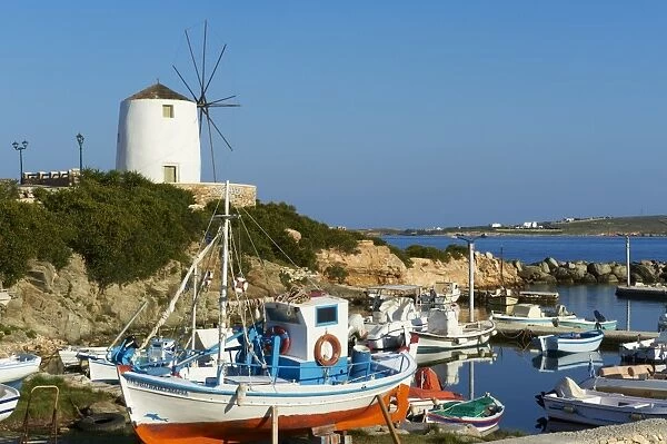Windmill near the harbour, Parikia (Hora), Paros, Cyclades, Greek Islands, Greece, Europe