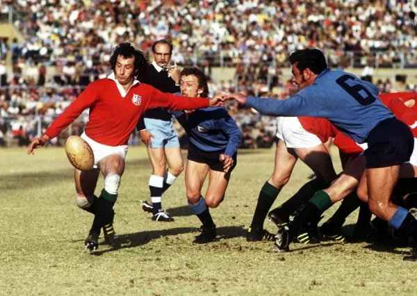 Rugby - La maglia dei Barbarians di Gareth Edwards venduta all'asta per