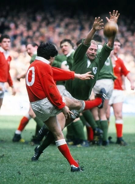 Nigel Carr charges a kick from Gareth Davies - 1985 Five Nations