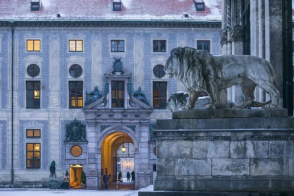 Germany, Bavaria, Munich, lion of the Feldherrnhalle monument with the Residenz, evening