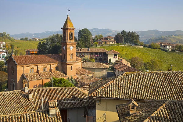 Italy, Piedmont (Piemonte), Cuneo District, Langhe, Serralunga di Alba, Chiesa di