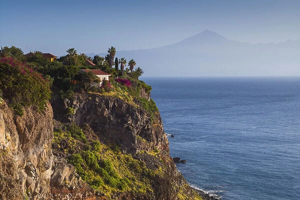 Spain, Canary Islands, La Gomera, San Sebastian de la Gomera, cliff view with Pico