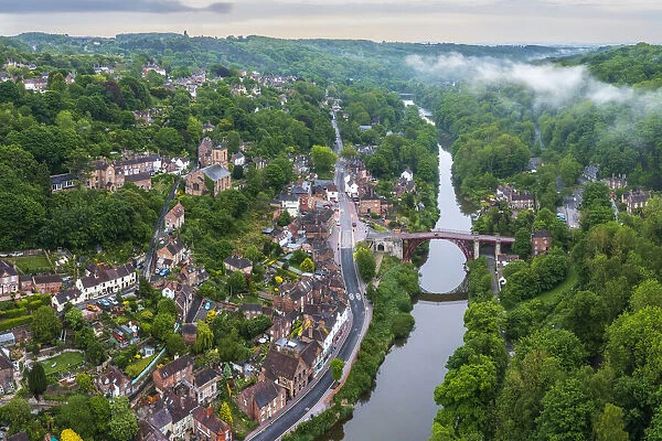 UK, England, Shropshire, Telford, Ironbridge Gorge, UNESCO World Heritage Site, Ironbridge, The Iron Bridge over River Severn