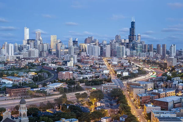 USA, Illinois, Chicago, The Willis Tower and City skyline