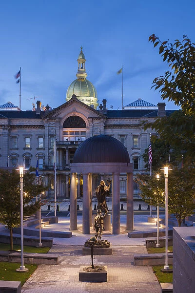 USA, New Jersey, Trenton, New Jersey State Capitol, and Veterans Memorial, dawn
