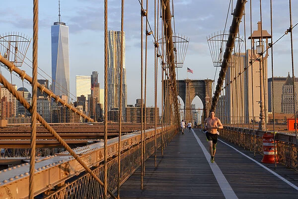 USA, New York, Brooklyn Bridge, man running over Brooklyn brighe in the morning