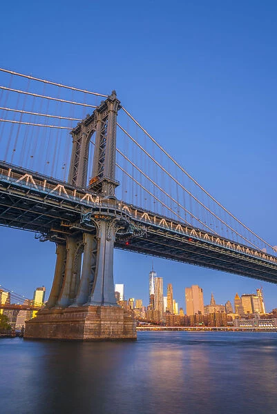 USA, New York, Brooklyn, Manhattan Bridge and Lower Manhattan Skyline