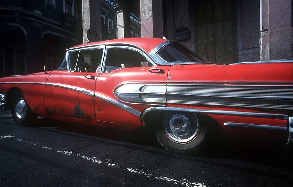 10011436. CUBA Pinar Del Rio Transport Old red 1950s US car