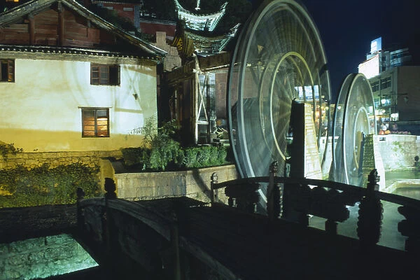 20059928. CHINA Yunnan Lijiang Waterwheel at night