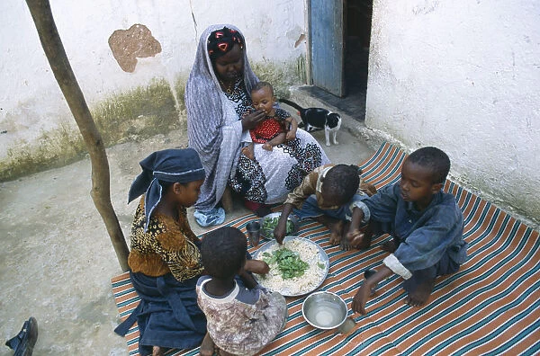 20063104. SOMALIA Baidoa Woman and children eating lunch