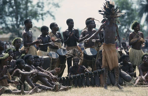 20070549. CONGO Gungu Bapende tribal musicians playing at Gungu Festival. Pende Zaire