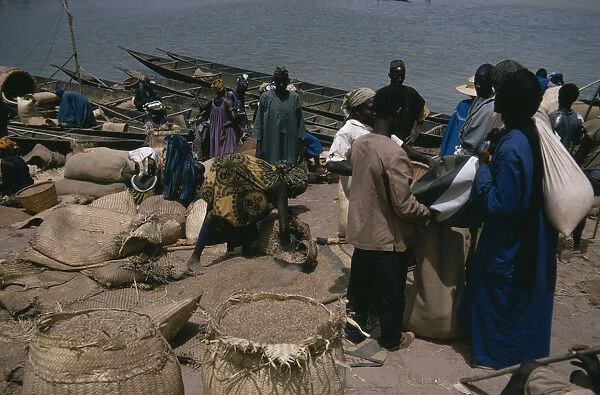 20073991. MALI Mopti Market on shores of the River Niger
