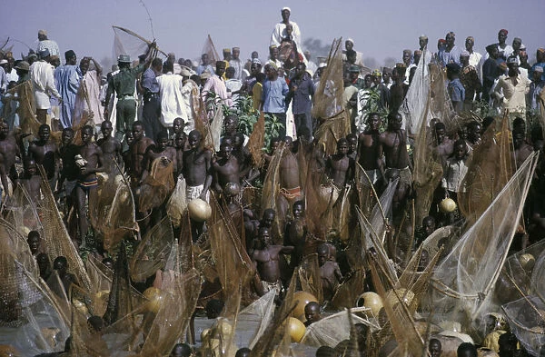 20078364. NIGERIA North Argungu Crowds of spectators