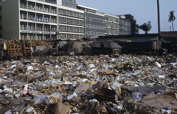 20084544. NIGERIA Lagos Rubbish dump in centre of modern city