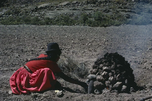 BOLIVIA Liquivi Lamla woman boiling  /  cooking potatoes