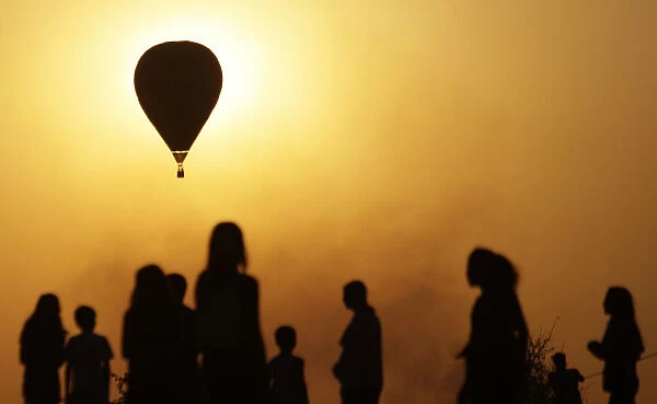 Spectators look at contestants competing in the National Ballooning Championship