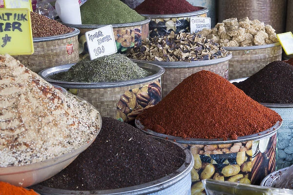 Asia, Turkey, Gaziantep, Medina, Spice market, spice shops in old bazaar of Zincirli Bedesten