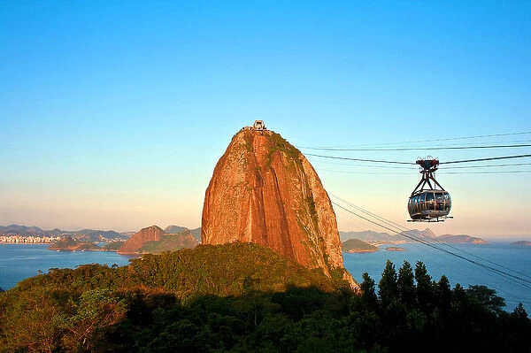 Brazil, Rio De Janeiro, cable car goes to Sugar Loaf Mountain