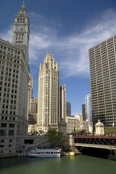Chicago River and Michigan Avenue Bridge in downtown Chicago, Illinois, USA