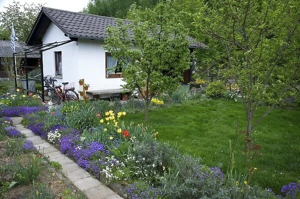 Europe, Germany, Bavaria, Straubing, cottage garden in Spring