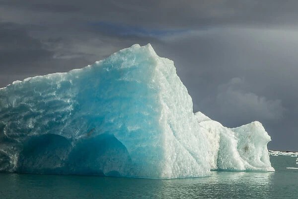 Europe, Iceland, Jokusarlon. Blue iceberg