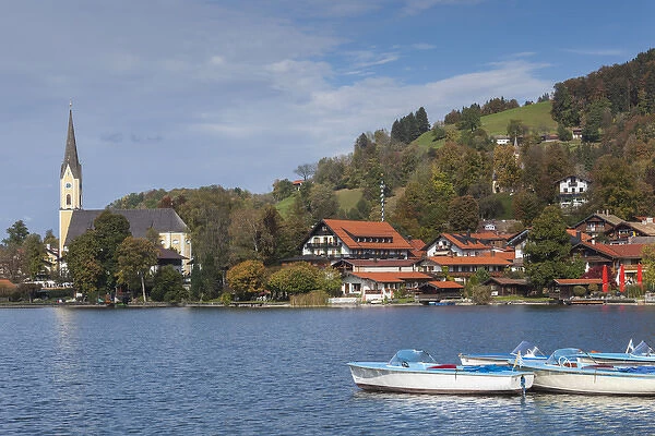 Germany, Bavaria, Schliersee Lake District, Schliersee, lake and boats