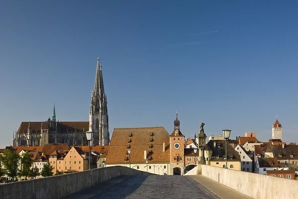 Germany, Bayern-Bavaria, Regensburg. Steinerne Bridge and Dom St. Peter cathedral