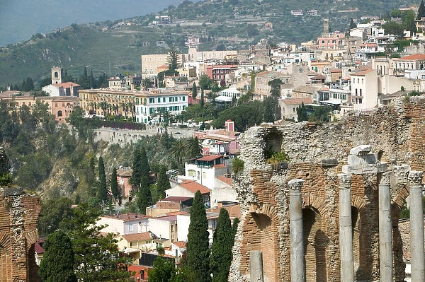 ITALY-Sicily-TAORMINA: Teatro Greco -Greek Theater (c. 3rd century BC) & Town