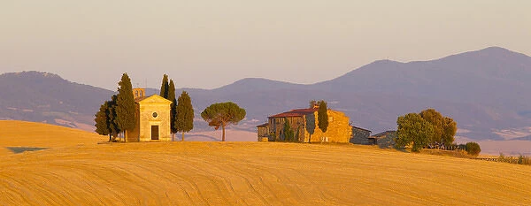 Italy, Tuscany. Little chapel at sunset. Credit as: Gilles Delisle  /  Jaynes Gallery