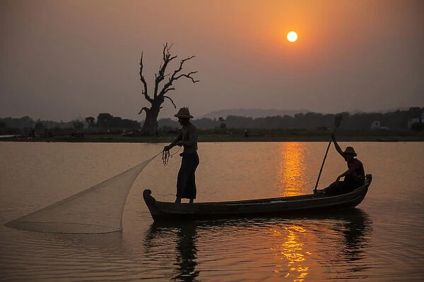 Myanmar, Mandalay, Amarapura. Fishermen on Irrawaddy River