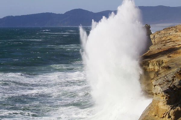 OR, Cape Kiwanda, Ocean waves crashing on the cape