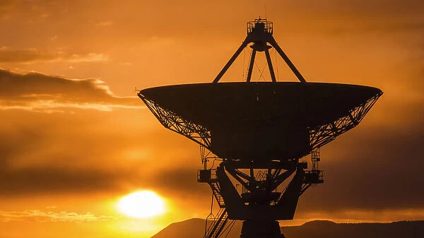 Radio telescope at sunset, Very Large Array (VLA), Plains of San Agustin, Socorro